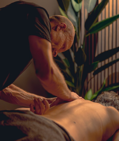 Massör Kurt Andersson utför djupgående massage i Nyköping